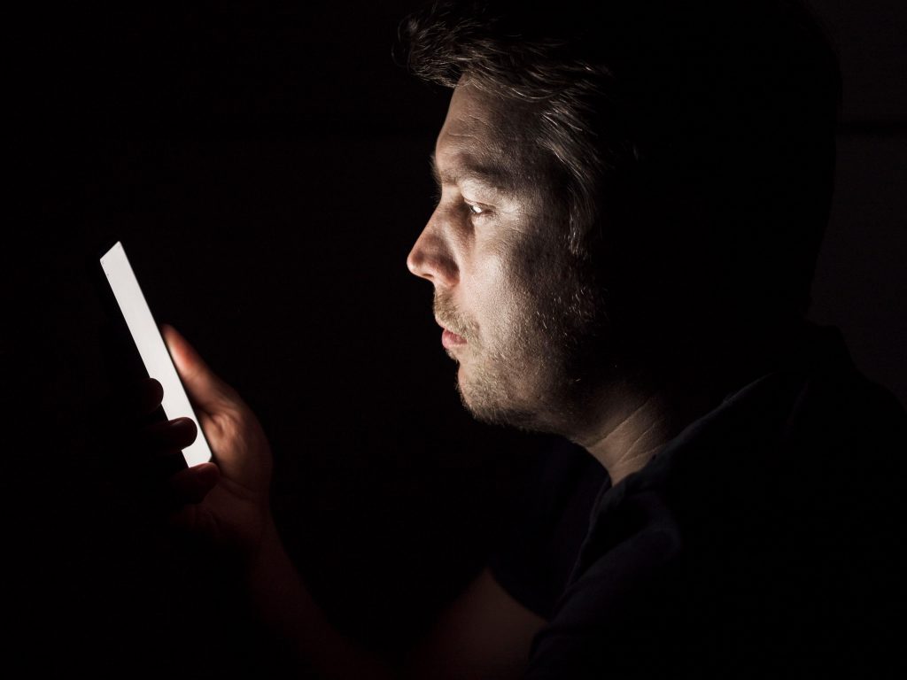 Handy, soziale Medien und andere Süchte verstehen und Heilen