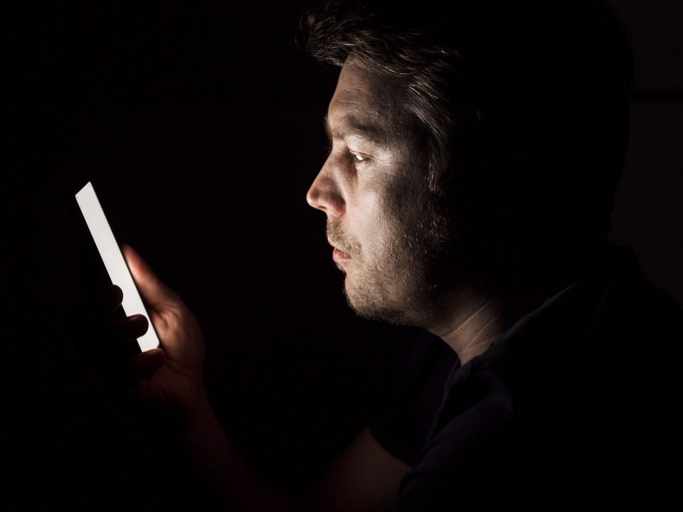 Handy, soziale Medien und andere Süchte verstehen und Heilen