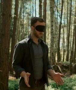 Mann nimmt intuitiv wahr, ob sich um ihm herum eine andere Person befindet