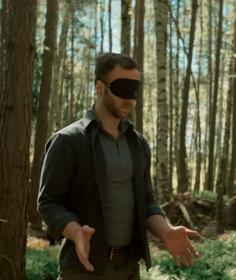 Mann nimmt intuitiv wahr, ob sich um ihm herum eine andere Person befindet