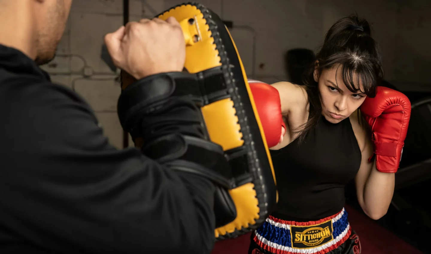 Frau kämpft mit Boxhandschuhen